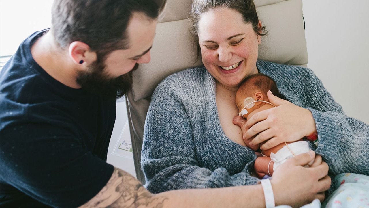 La Position 127° : Une Révolution Douce pour les Soins de Néonatalogie