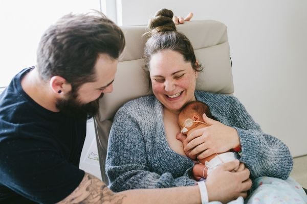 La Position 127° : Une Révolution Douce pour les Soins de Néonatalogie