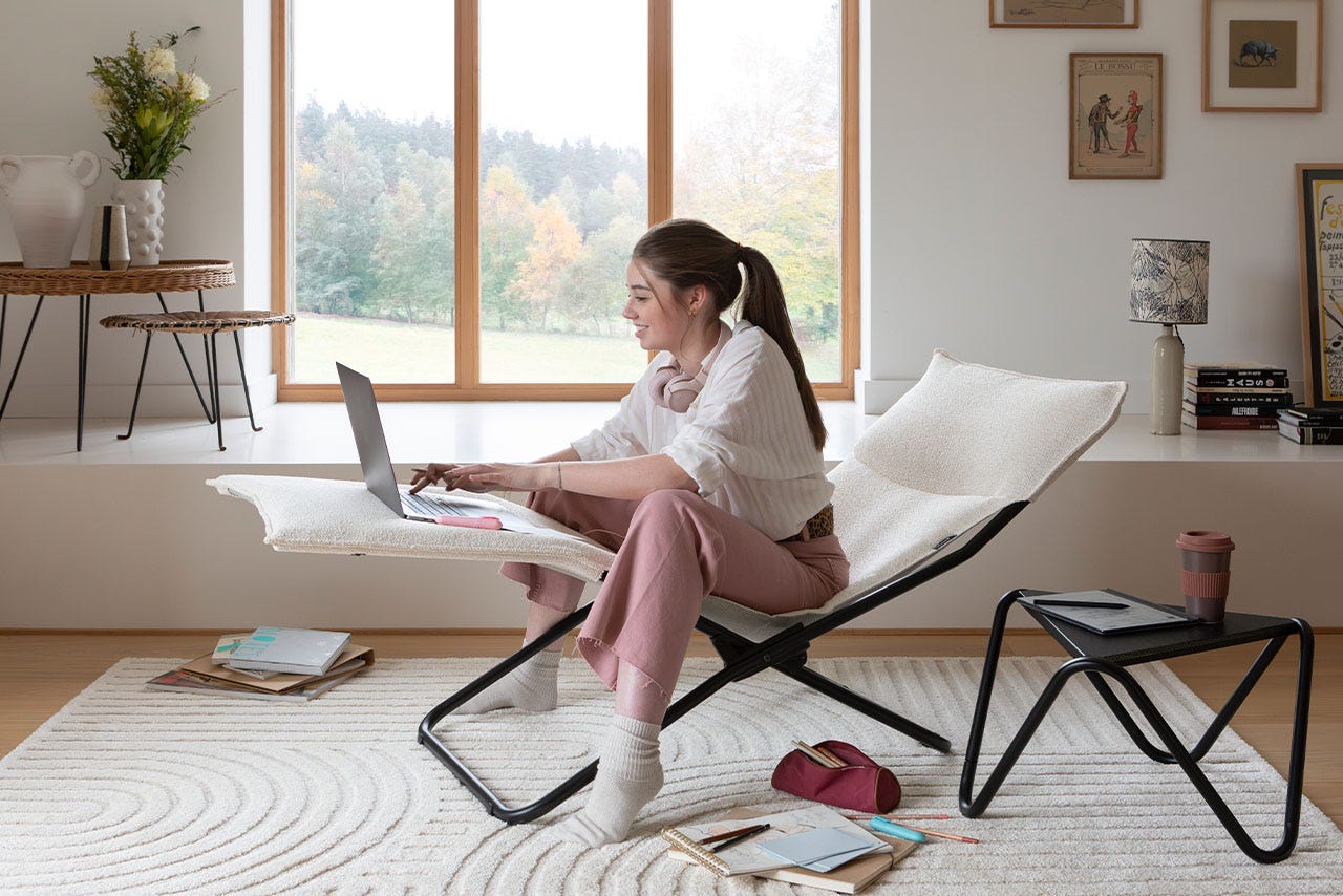 Femme qui travaille sur chaise longue pliable - Collection Niksen