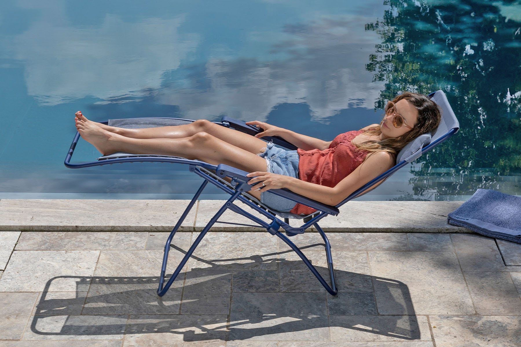 Fauteuil relax bleu Style Memphis avec femme allongée - Lafuma Mobilier